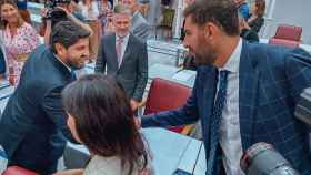 Fernando López Miras (PP) y José Ángel Antelo (Vox), el 7 de septiembre, saludándose en la Asamblea Regional, durante la segunda jornada del debate de investidura del presidente de la Región de Murcia.