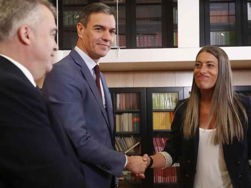 Sánchez estrecha la mano de Nogueras, portavoz de Junts en el Congreso, ante Santos Cerdán, el pasado octubre.