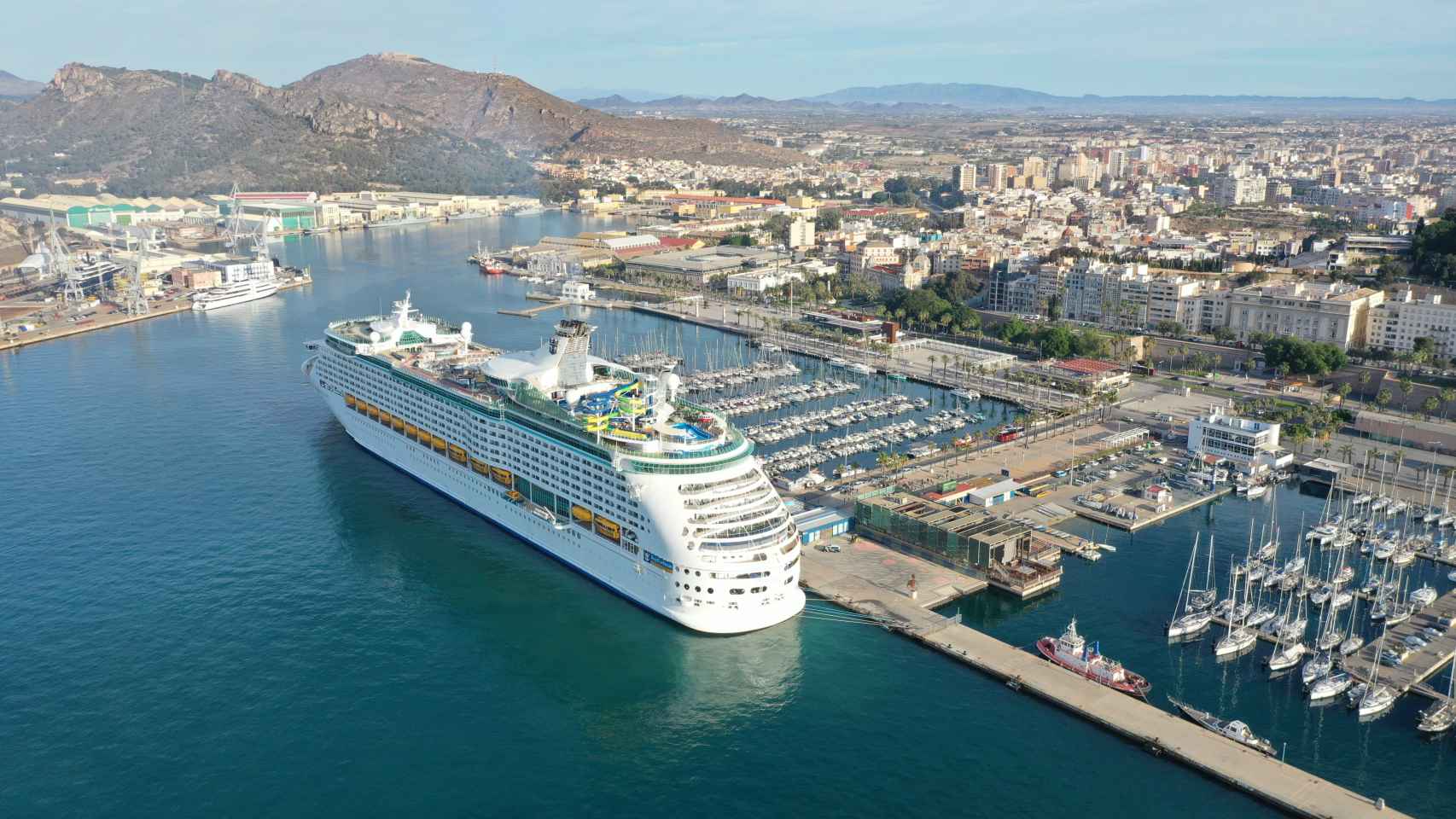 Un espectacular crucero atracado en el puerto de Cartagena.