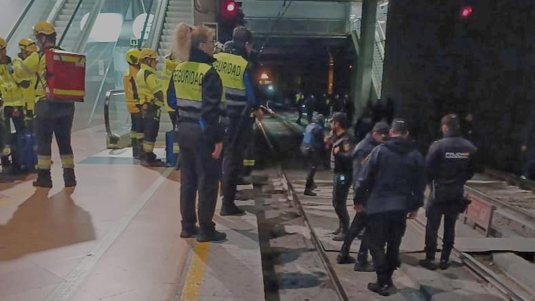 Momento en el que descarrila un nuevo tren de Cercanías en Atocha este viernes.