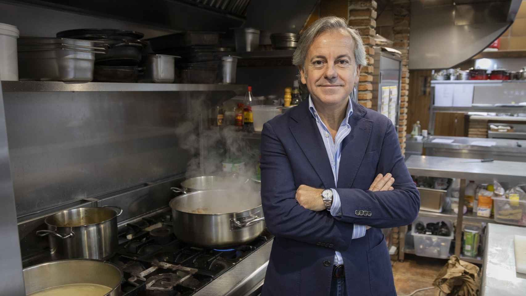 Manolo Tornay, presidente de la Academia Gastronómica de Málaga, junto a un fogón.
