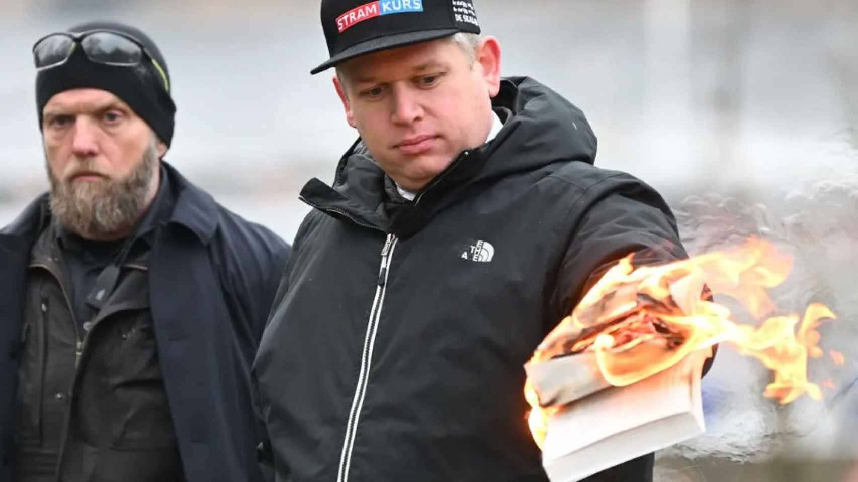 Rasmus Paludan, político ultraderechista danés, quema un Corán durante una protesta contra la inmigración en un distrito de Fredericia.