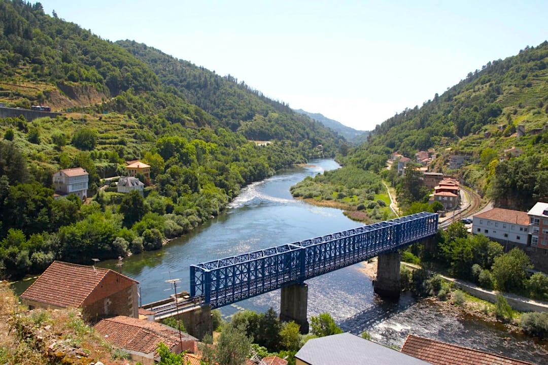 Vista sobre el puente de hierro de Os Peares. Foto: Wikimedia