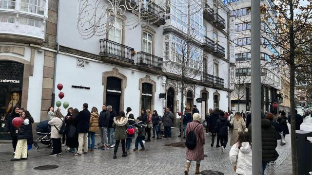 Colas para entrar en el pop up navideño de Zara de la calle Compostela