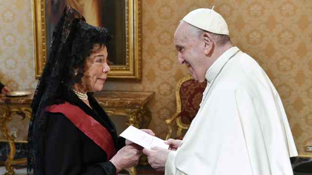 Isabel Celáa presenta al Papa Francisco sus credenciales como nueva embajadora de España ante la Santa Sede, el 18 de marzo de 2022.