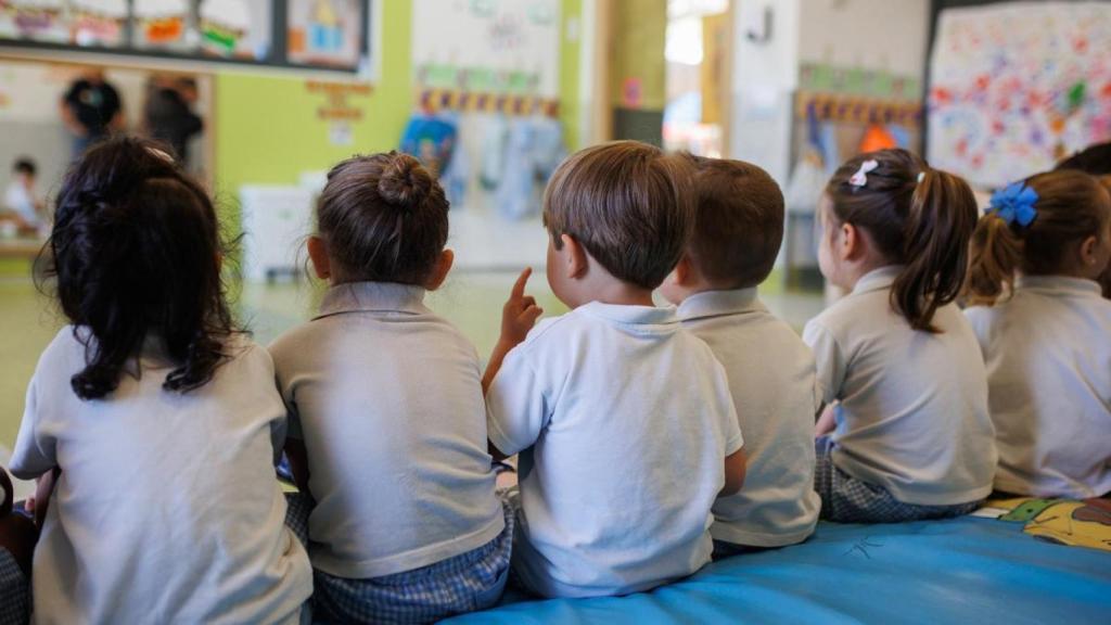 Varios niños en una escuela infantil.