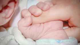 Imagen de archivo de un niño recién nacido.