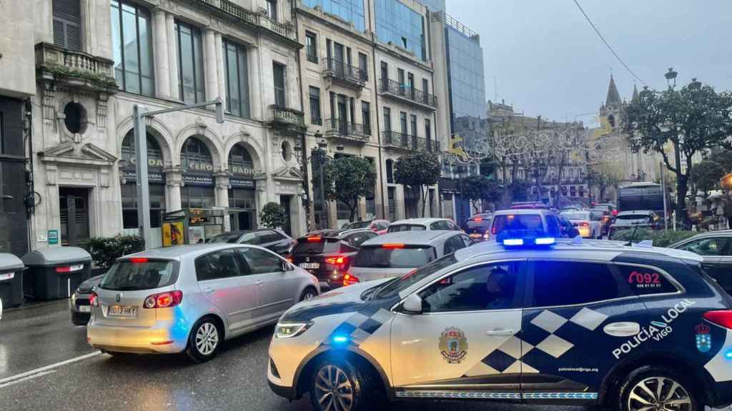 Atasco en García Barbón en el cruce con la calle Oporto.