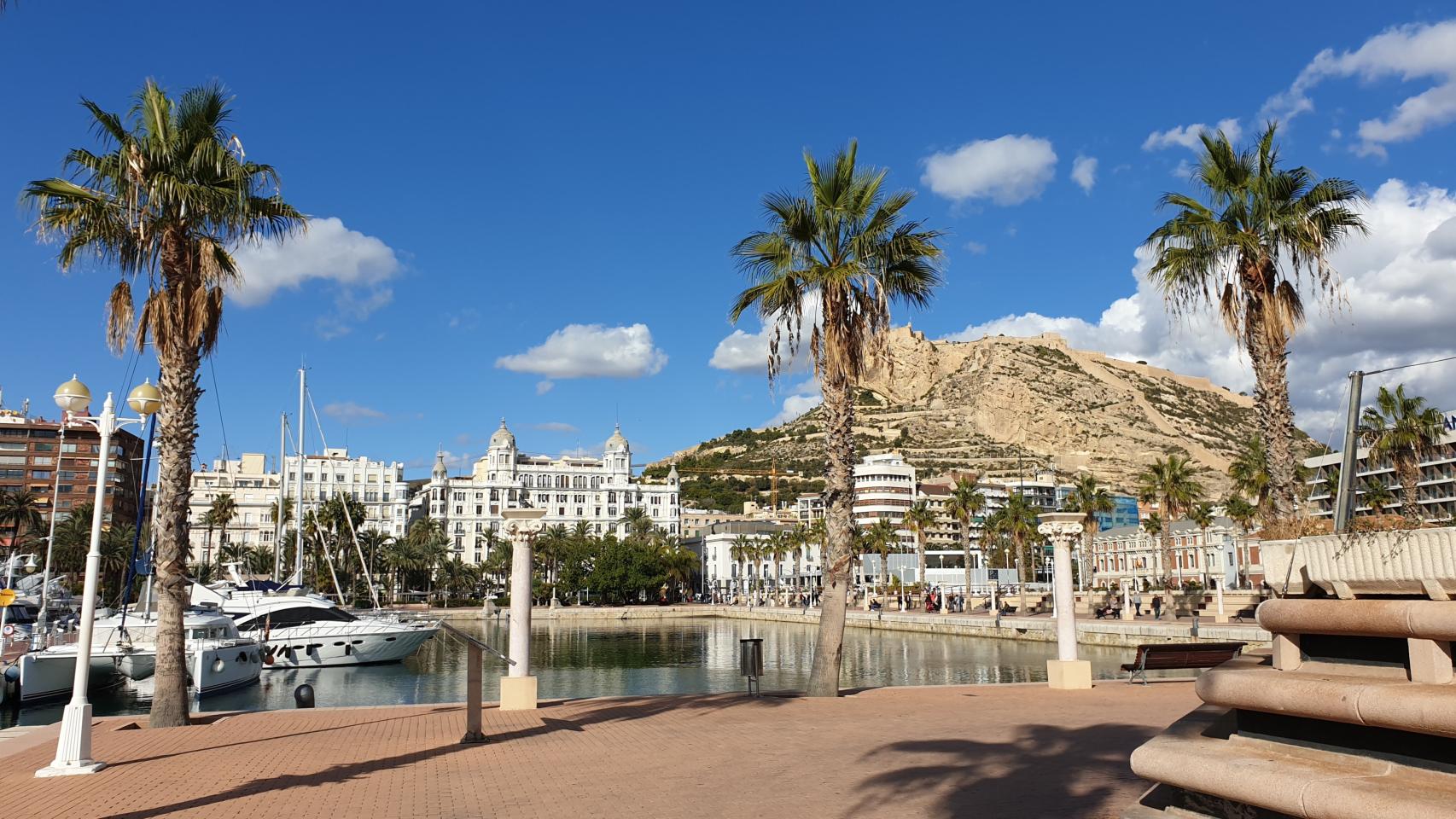 Ciudad de Alicante vista desde el Puerto.