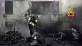 Bombero trabajando en el incendio del hospital San Giovanni Evangelista de Tívoli
