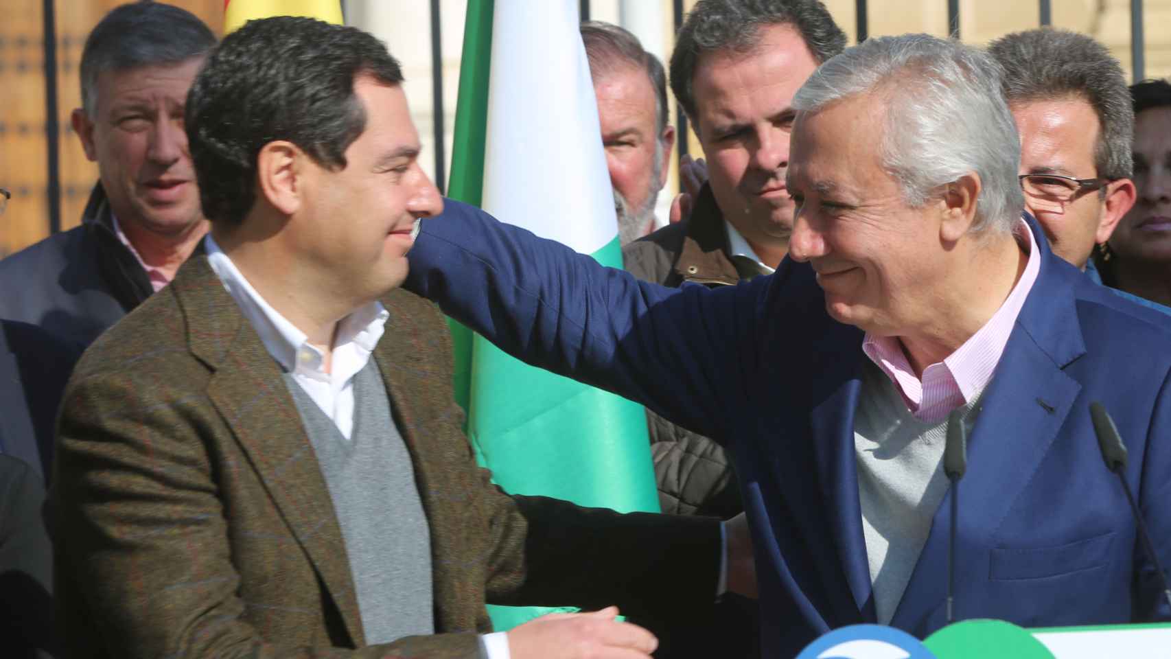 Juanma Moreno y Javier Arenas celebran el décimo aniversario de la reforma del Estatuto de Autonomía de Andalucía, en febrero de 2017.