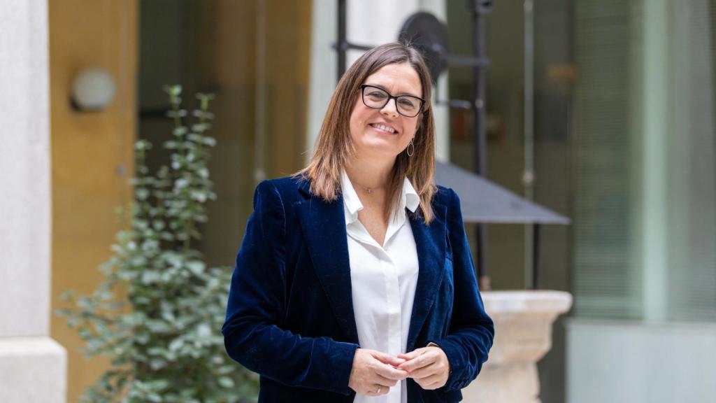 Esther Padilla en el patio del Colegio de Doncellas de Toledo, donde trabaja junto a su equipo.