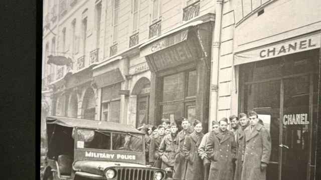 Fotografía de soldados americanos en el invierno del 45 ante la puerta de Chanel.