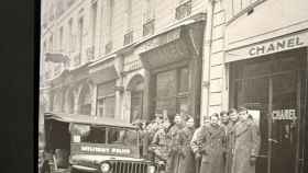 Fotografía de soldados americanos en el invierno del 45 ante la puerta de Chanel.