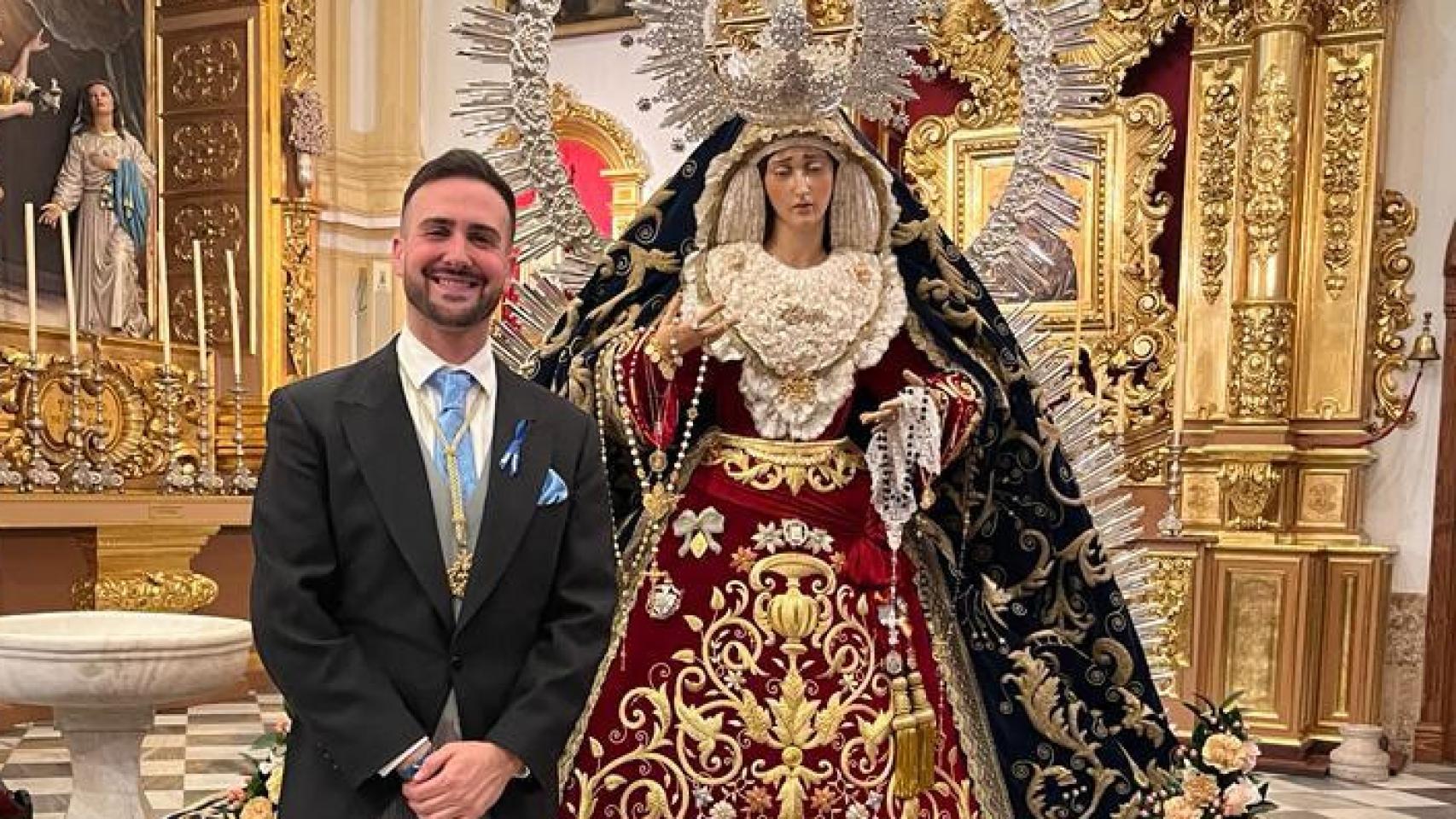 Óscar Cazorla, junto a la virgen de la Amargura.