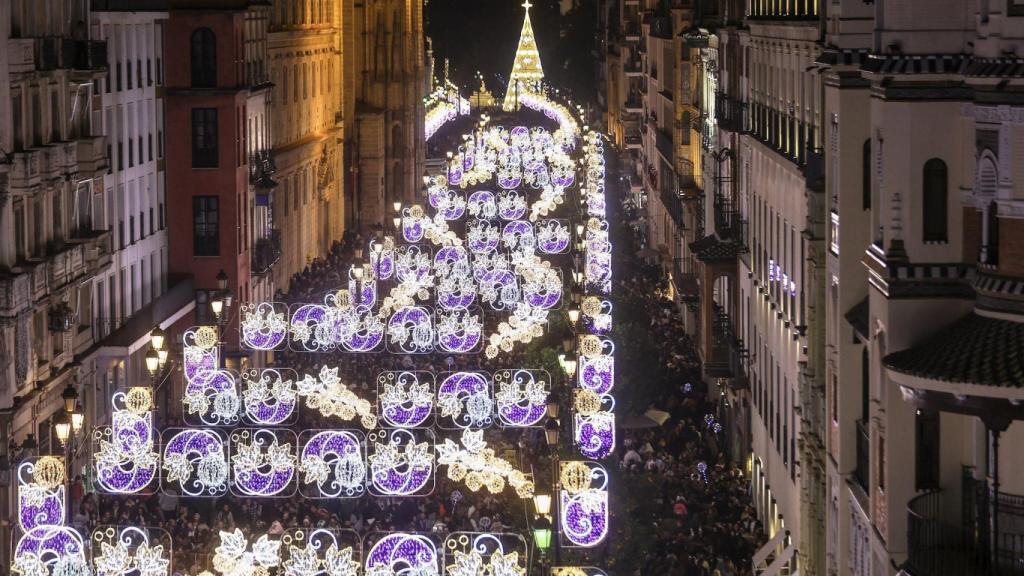 Sevillanos y visitantes en la avenida de la Constitución.