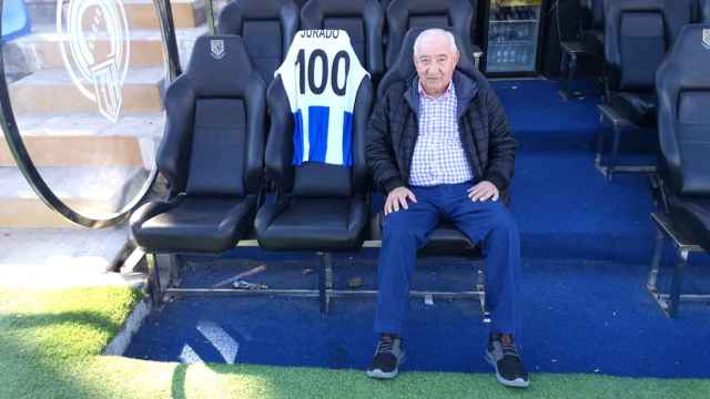 El entrenador Carlos Jurado, en el banquillo del Rico Pérez tras ser homenajeado en el centenario del club.
