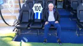 El entrenador Carlos Jurado, en el banquillo del Rico Pérez tras ser homenajeado en el centenario del club.