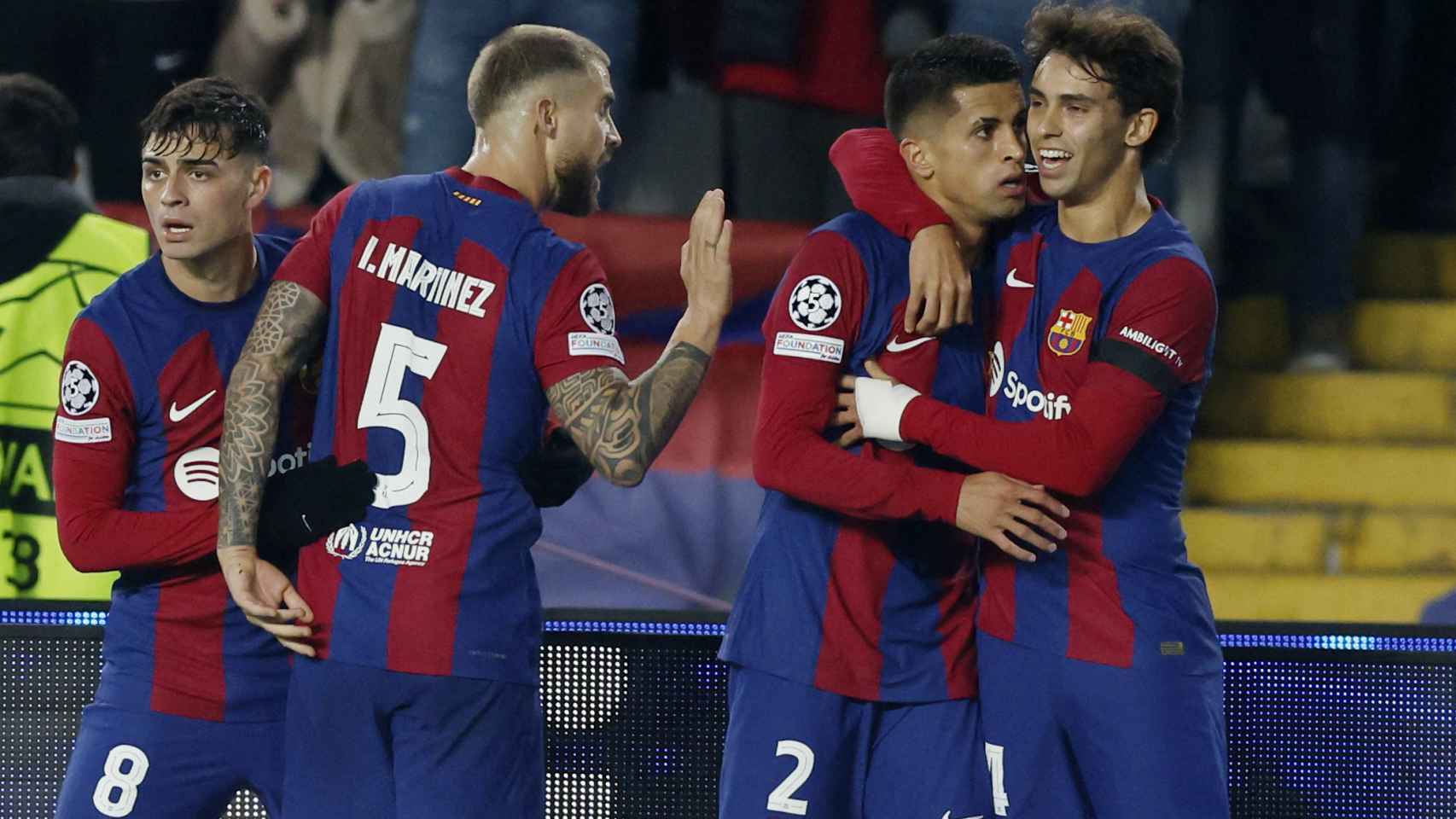 Joao Félix y Cancelo celebran un gol con el FC Barcelona