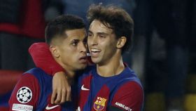 Joao Félix y Cancelo celebran un gol con el FC Barcelona
