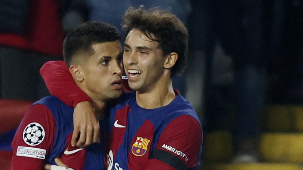 Joao Félix y Cancelo celebran un gol con el FC Barcelona