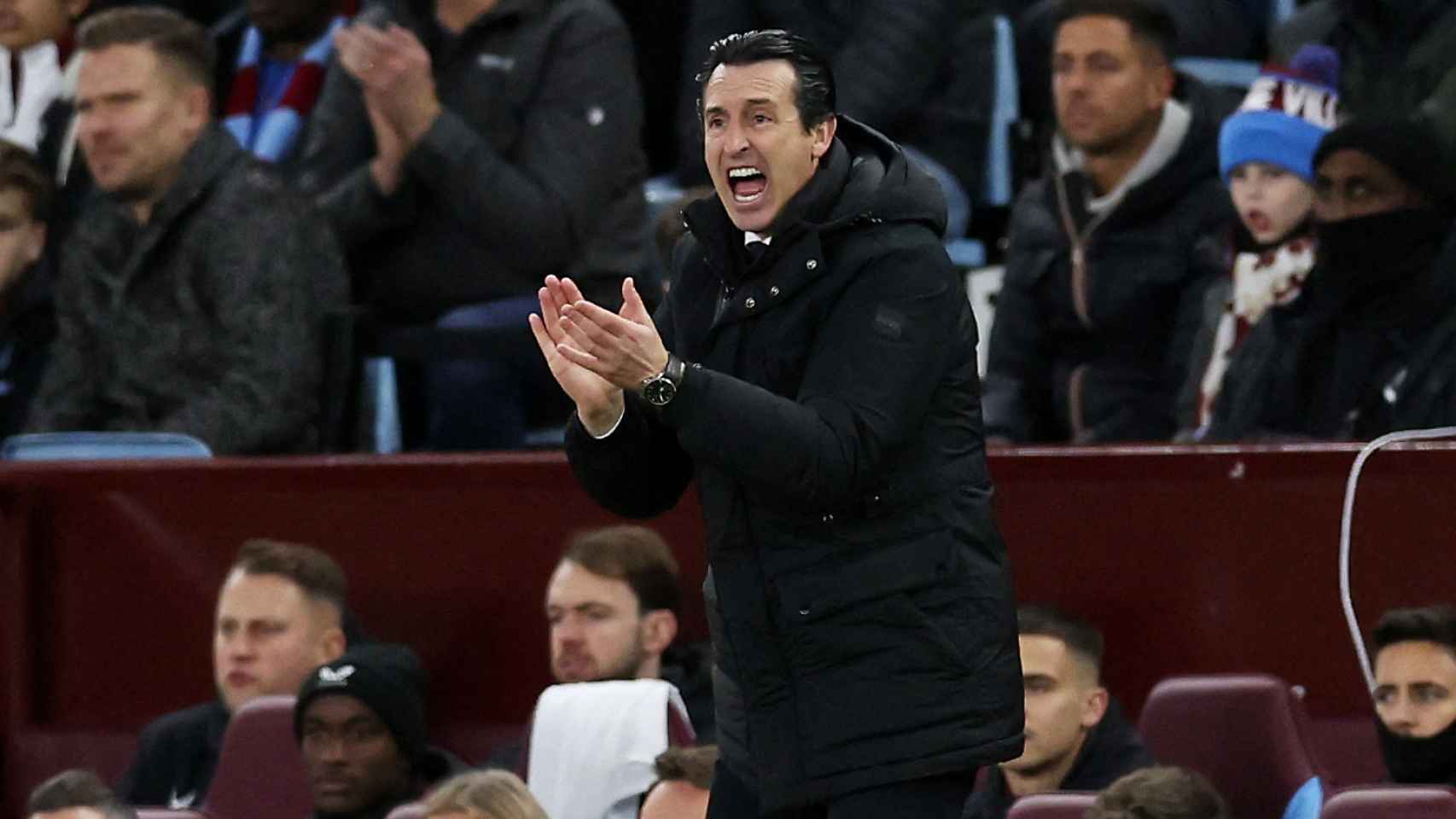 Emery aplaude a los suyos en el partido contra el Arsenal.