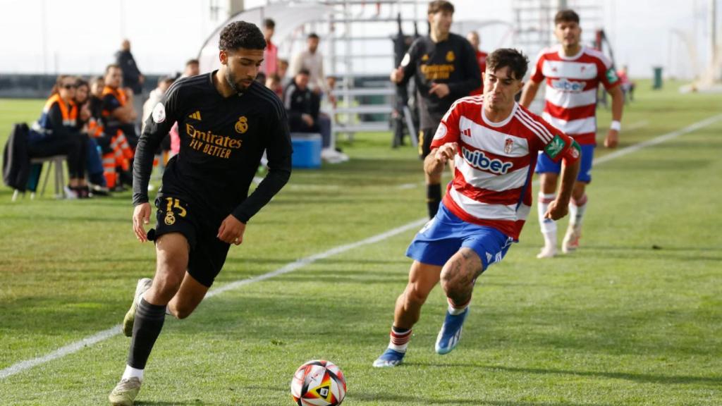 Edgar Puyol, ante un jugador del Recreativo Granada