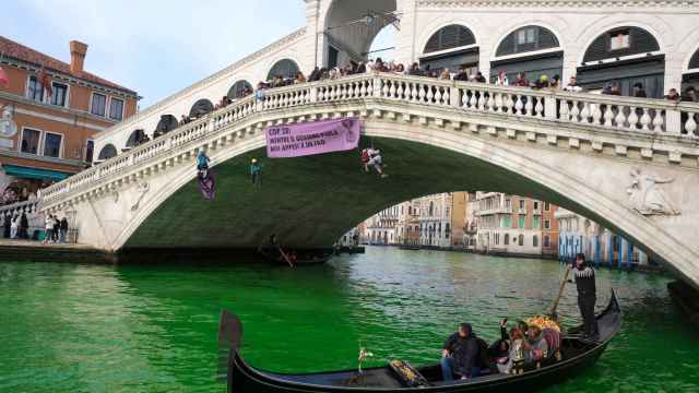 Aguas del Gran Canal de Venecia verde.