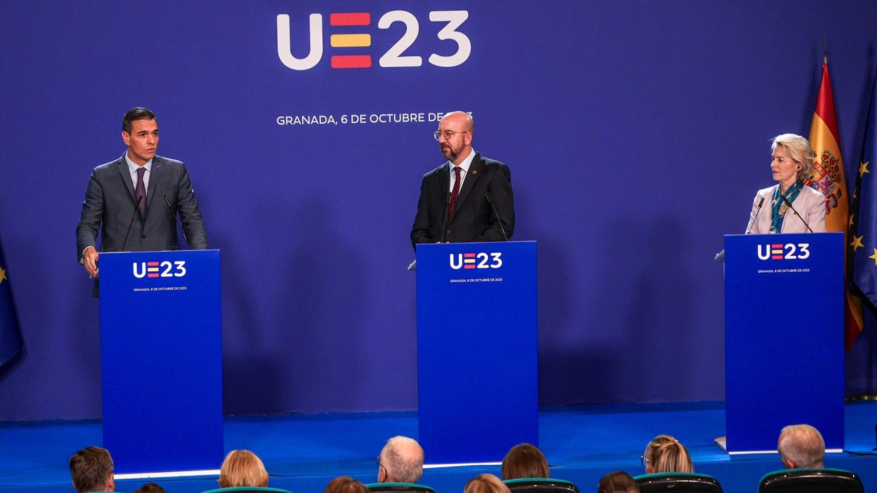 Pedro Sánchez en Bruselas, junto a Charles Michel y Ursula von der Leyen.