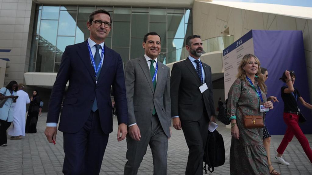 Juanma Moreno, con los consejeros de Universidad y Medio Ambiente, en Dubai