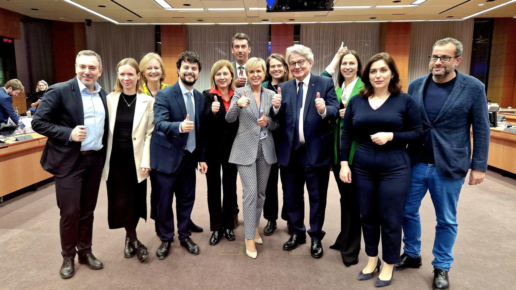 La secretaria de Estado de Digitalización e IA, Carme Artigas, en el centro junto a Thierry Breton, comisario europeo, celebrando el acuerdo para la AI Act en Bruselas.