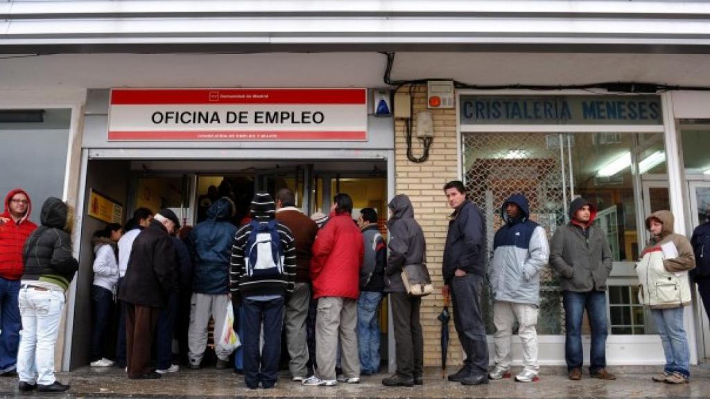 Personas jóvenes en la cola de una oficina de empleo