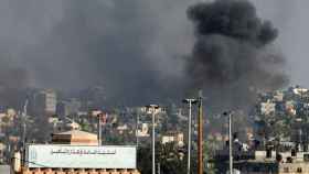 Se eleva humo tras un ataque aéreo israelí en Jan Younis.