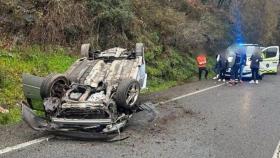 Coche volcado en Lugo.