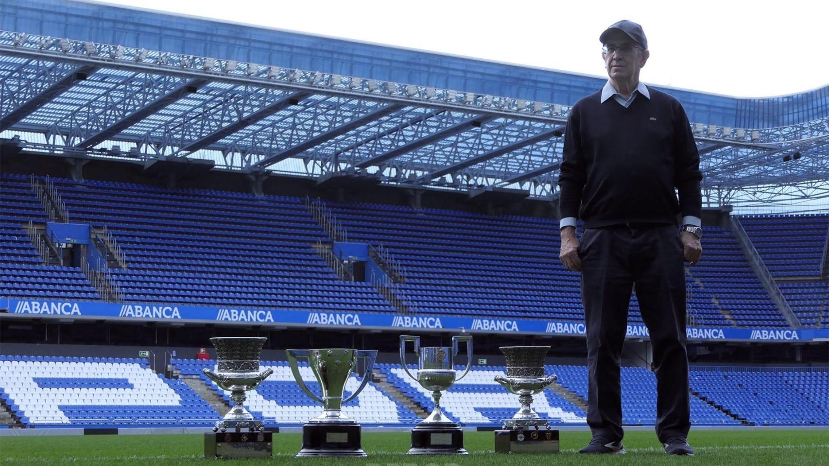 Irureta con los títulos que ganó como entrenador del Dépor.