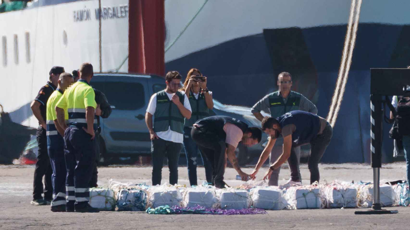 Llegada al puerto de Tenerife de la cocaína tras la incautación de un barco con 2.500 kilos a bordo.