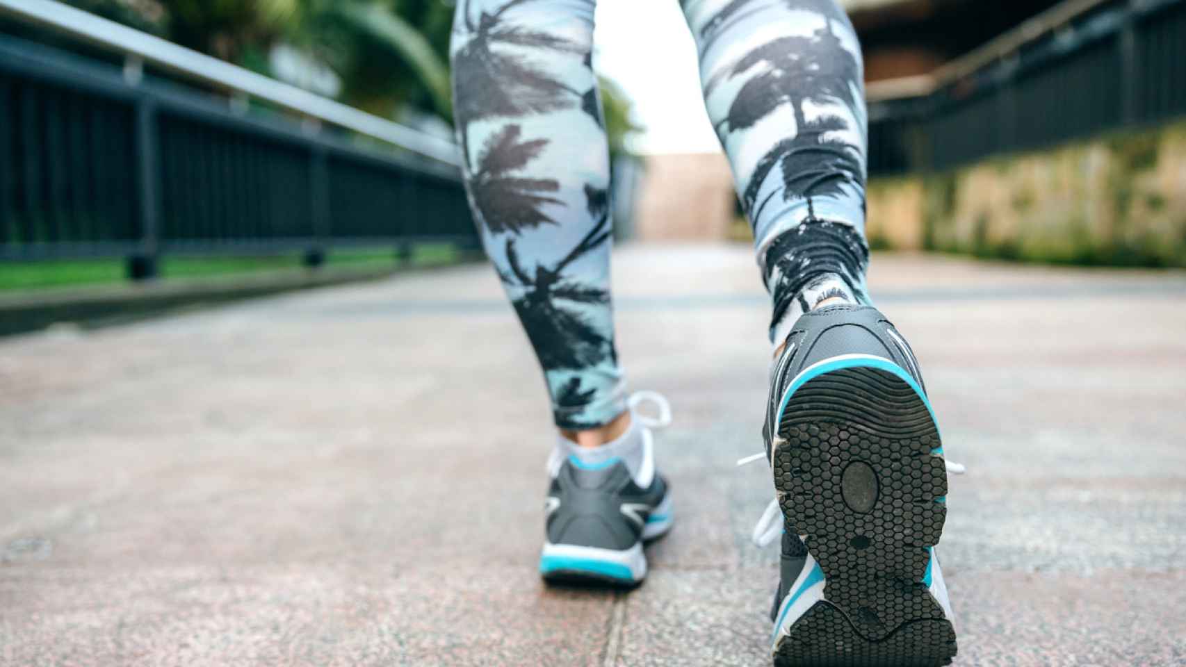 Imagen de unas piernas de mujer listas caminando con zapatillas de deporte