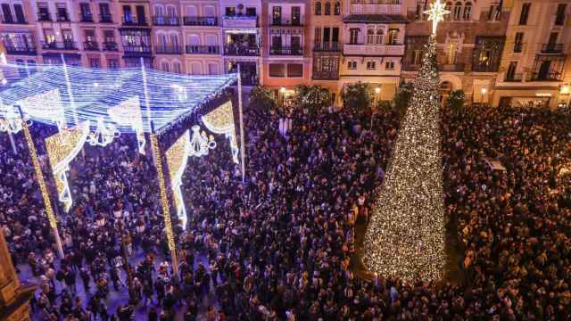 La Navidad desborda de gente el Centro de Sevilla con colas y bullas pero sin incidencias