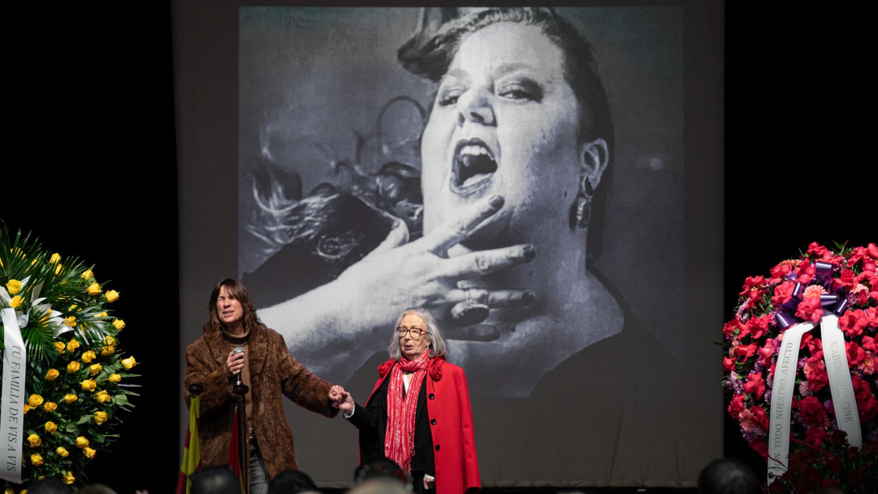 La madre de Itziar Castro, en la capilla ardiente.