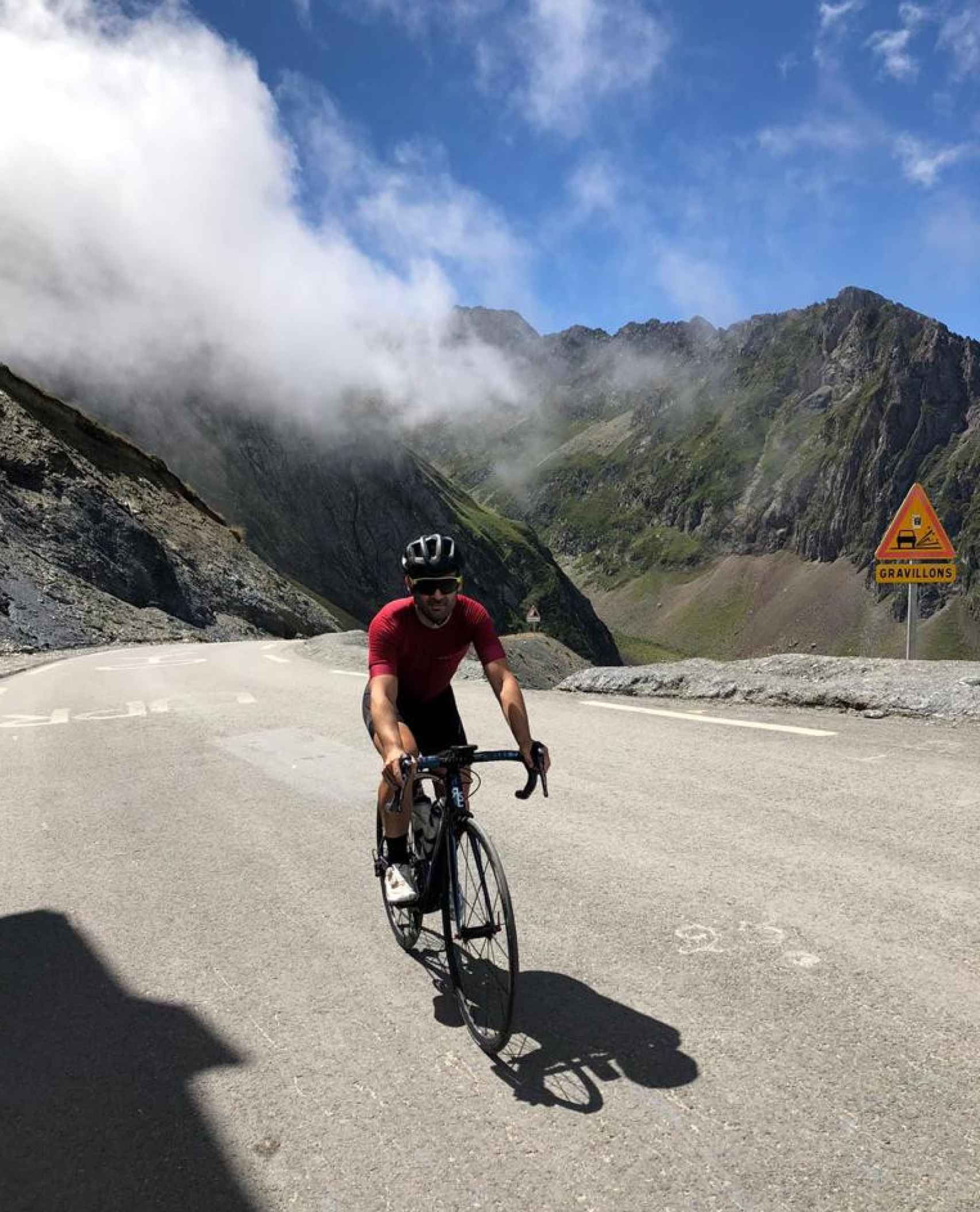 Juan Cuenca, realizando ciclismo en Tourmalet, los Pirineos Franceses. EE
