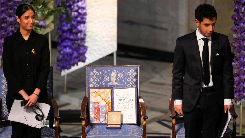 Kiana y Ali Rahmani, hijos de Narges Mohammadi, recogiendo el Premio Nobel de su madre.