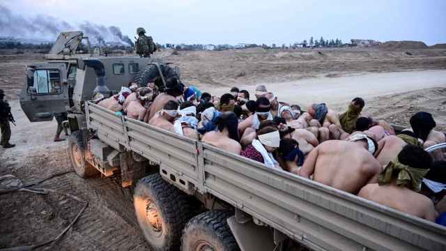 Soldados israelíes junto a un camión con detenidos palestinos en la Franja de Gaza.
