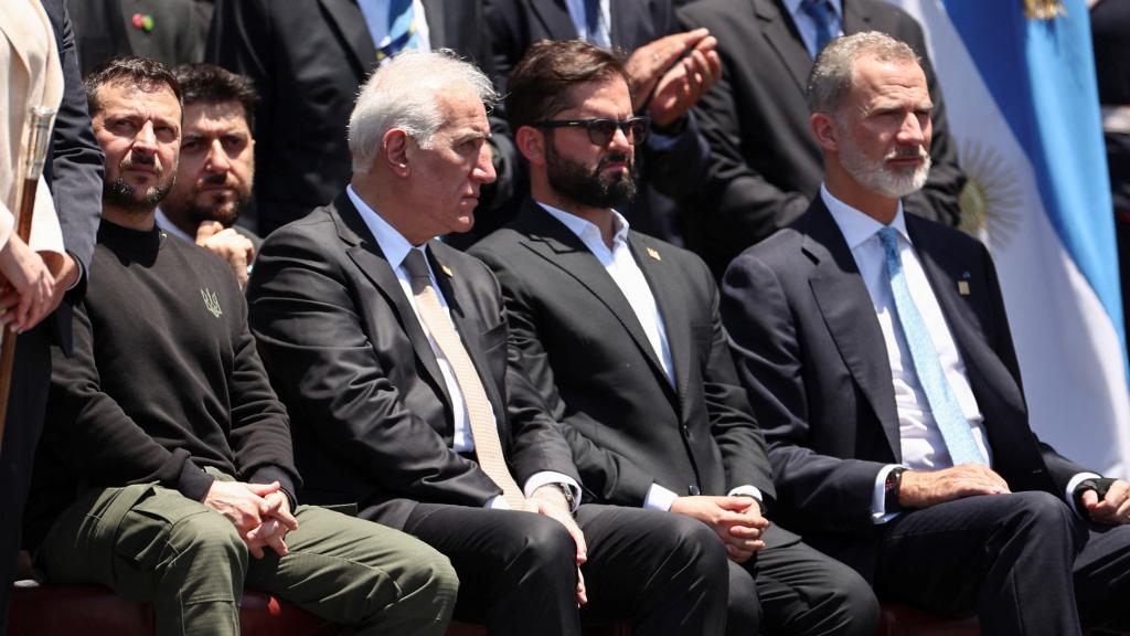 El presidente de Ucrania, Volodímir Zelenski, el presidente de Armenia, Vahagn Khachaturyan, el presidente de Chile, Gabriel Boric, y el rey de España, Felipe VI, asisten a la toma de posesión del presidente de Argentina, Javier Milei, frente al Congreso Nacional en Buenos Aires, Argentina.