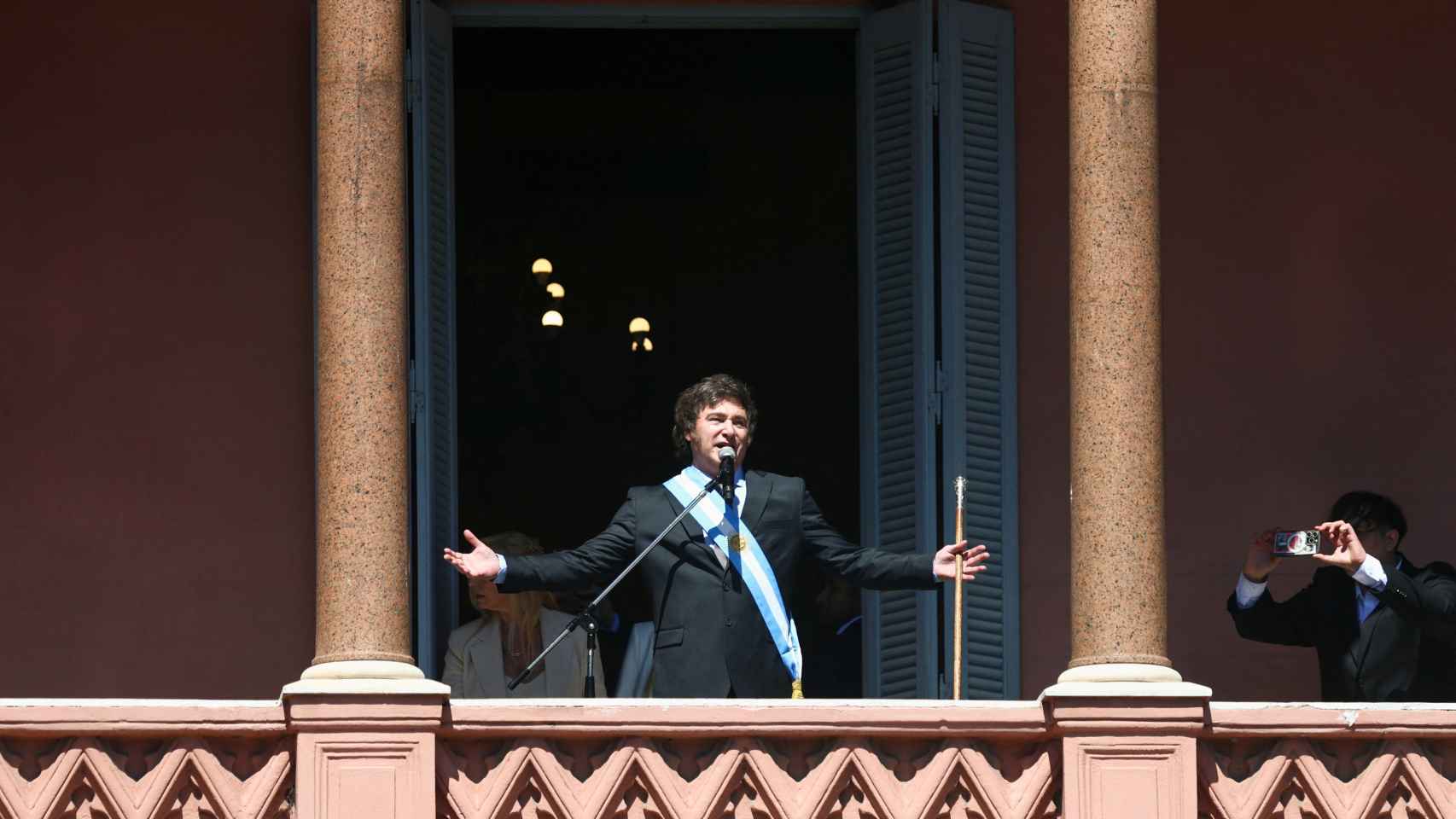 Javier Milei celebrando su investidura en la Casa Rosada