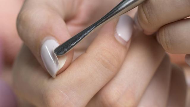 Imagen de una mujer quitando su manicura