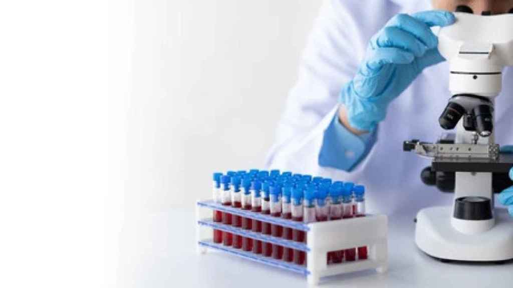 Un investigador realizando trabajo de laboratorio con muestras de sangre