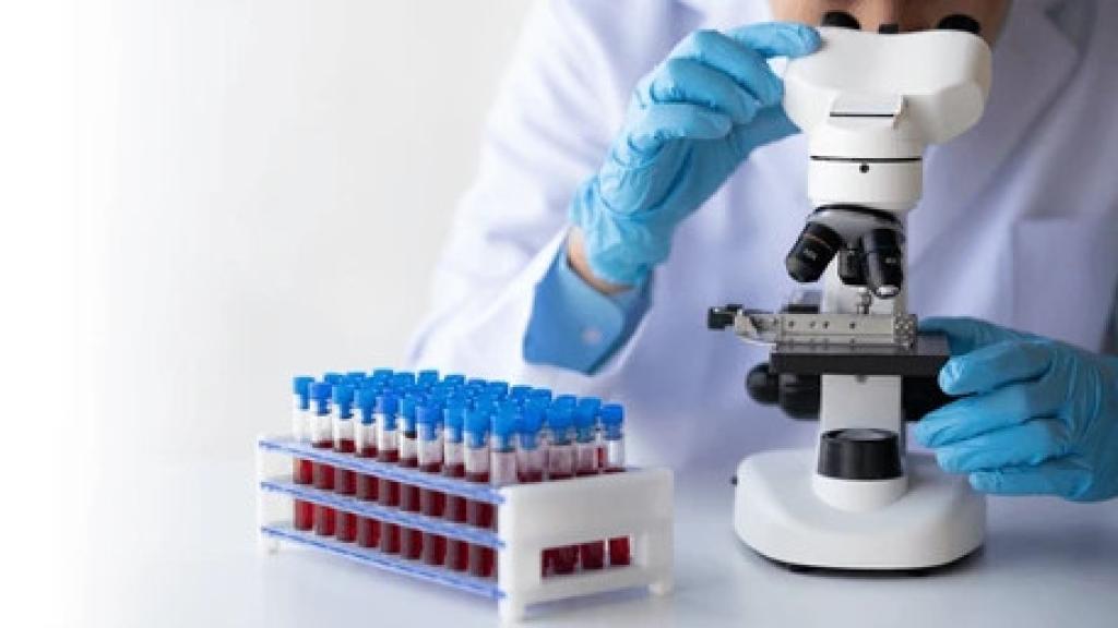 Un investigador realizando trabajo de laboratorio con muestras de sangre