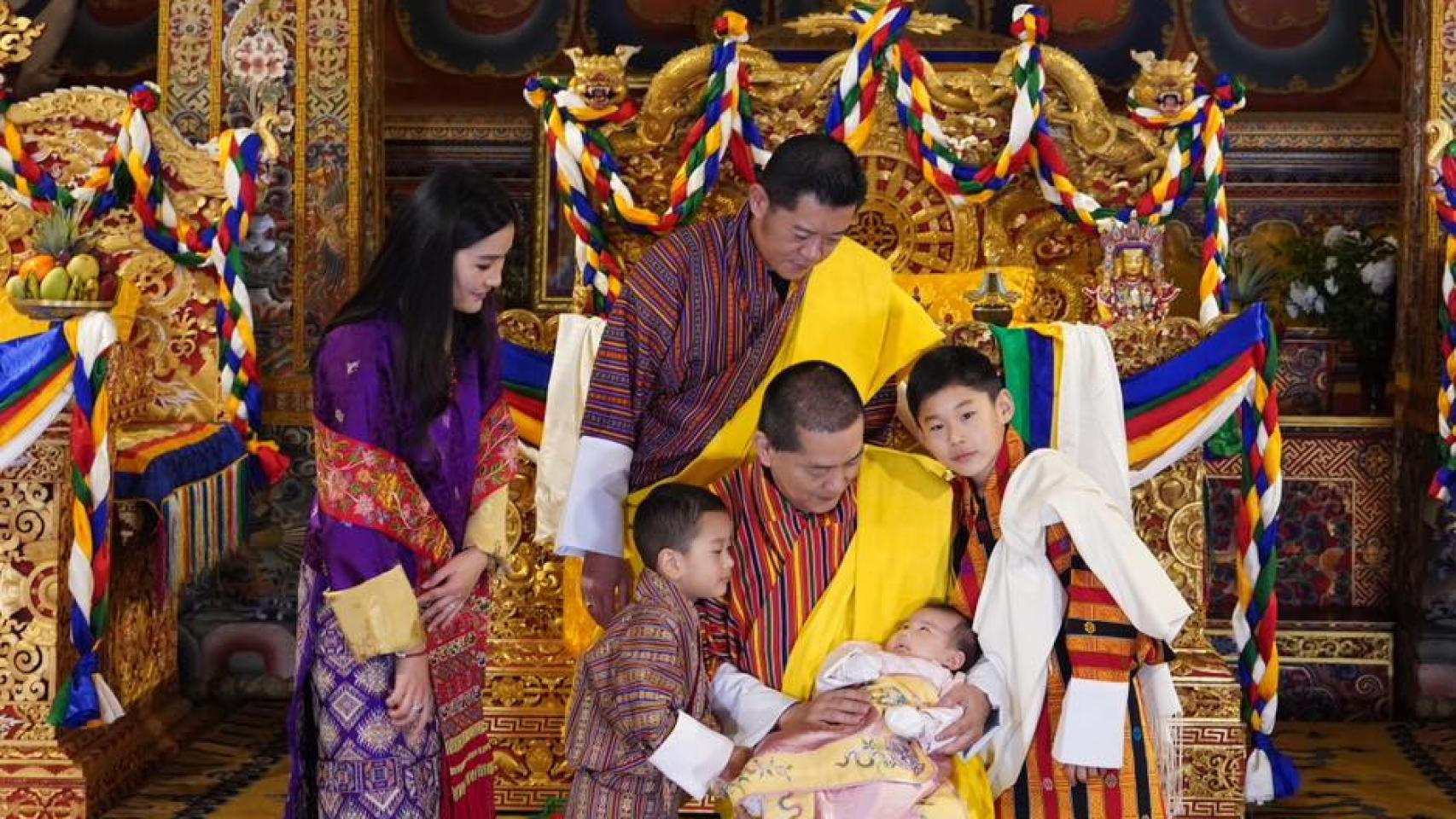 Los Reyes de Bután y sus hijos, en una imagen compartida en las redes sociales.