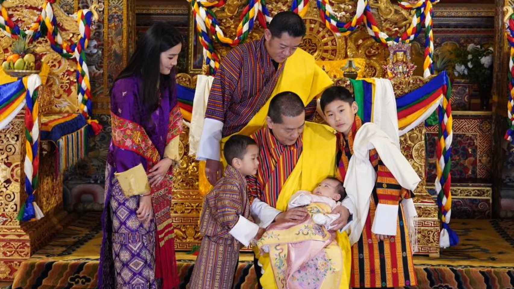 Los Reyes de Bután y sus hijos, en una imagen compartida en las redes sociales.
