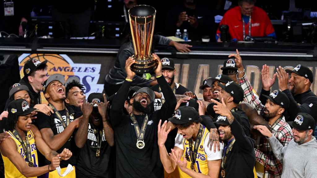 LeBron James levante el trofeo de campeón de la Copa NBA con Los Angeles Lakers.